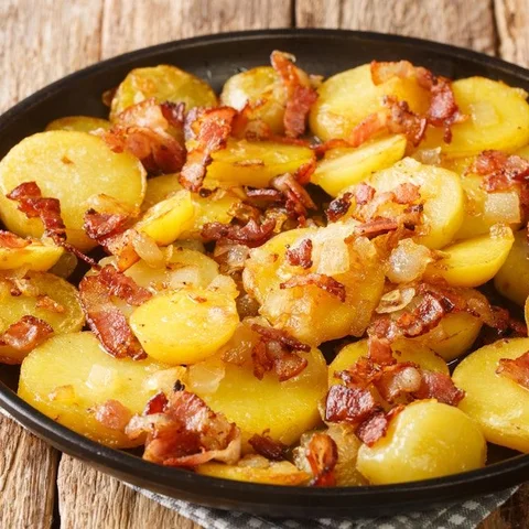 Batatas salteadas com bacon e cebola